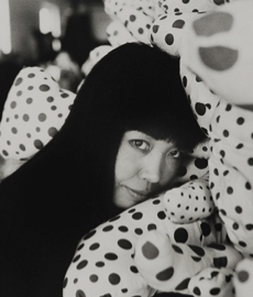 Yayoi Kusama: A rainha dos pontos, da solidão e da coragem artística