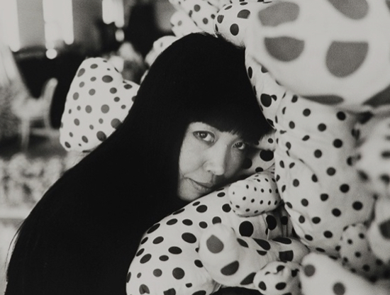 Yayoi Kusama: A rainha dos pontos, da solidão e da coragem artística